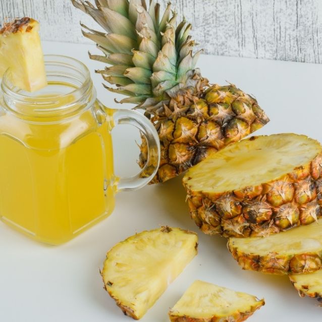 Aprovecha los beneficios del agua de piña y empieza el día con energía